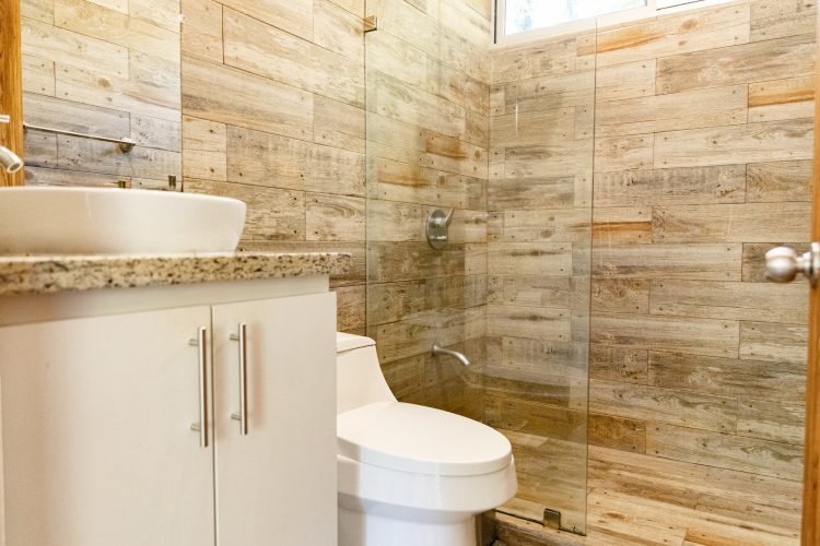 Casa 13: Shower and toilet in the bathroom